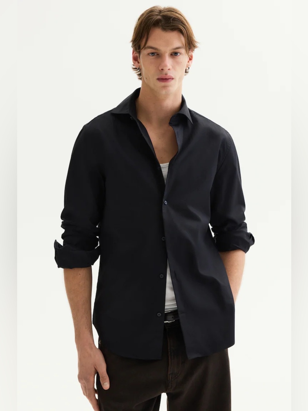 XL black H&M Slim Fit Shirt: A classic, sharp-contoured option.
